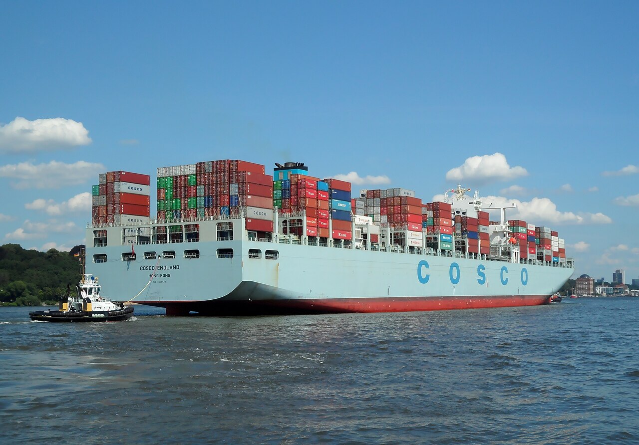 Buque portacontenedores COSCO ingresando a puerto