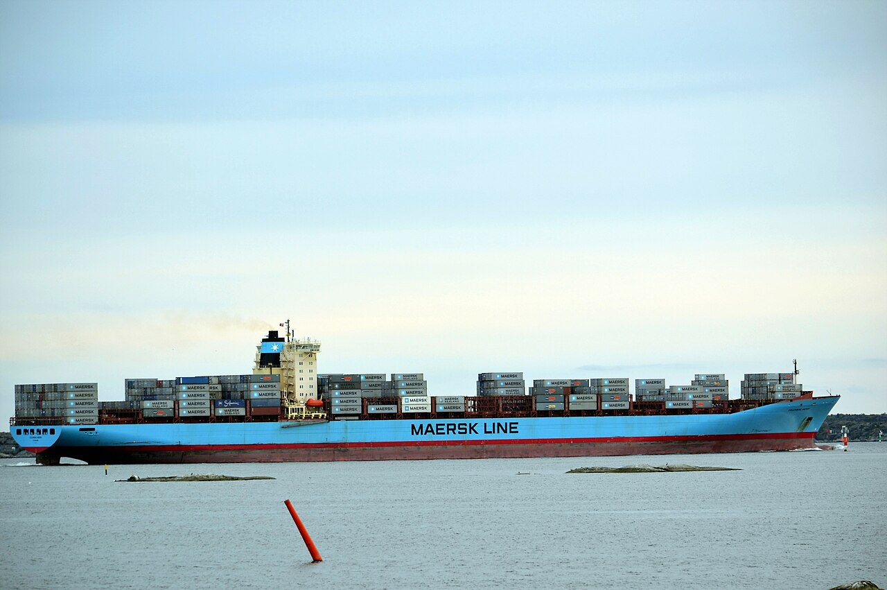 Buque Maersk navegando en altamar con contenedores