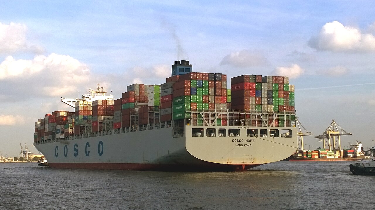 Buque COSCO Hope maniobrando con remolcadores