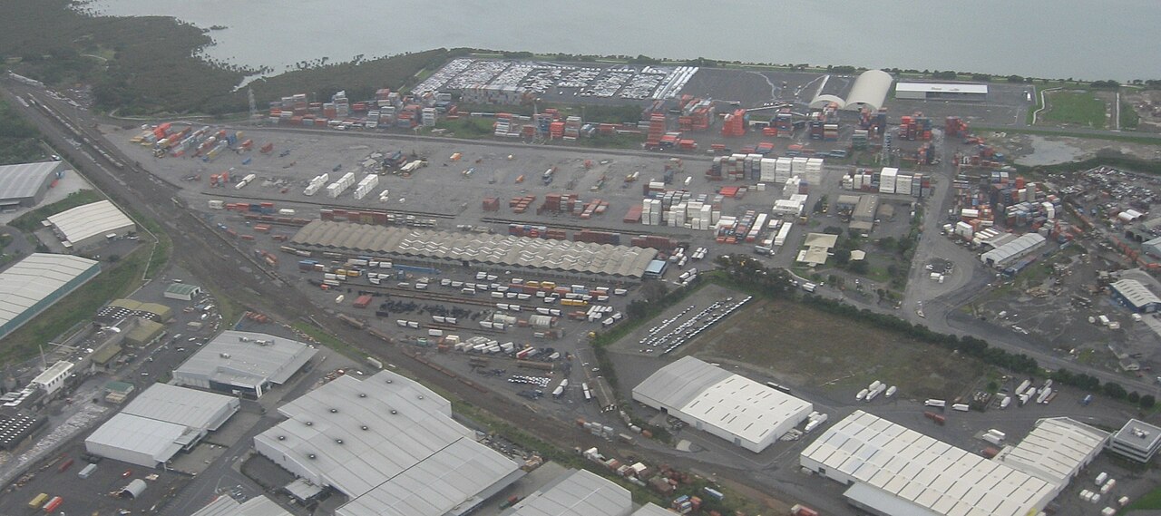 Vista aérea de patio de contenedores y logística intermodal