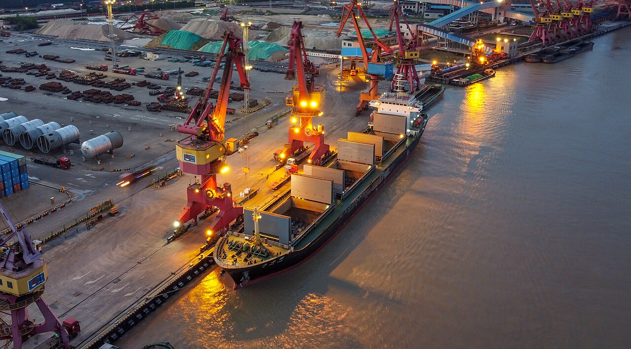 Puerto de Zhenhai operando al atardecer
