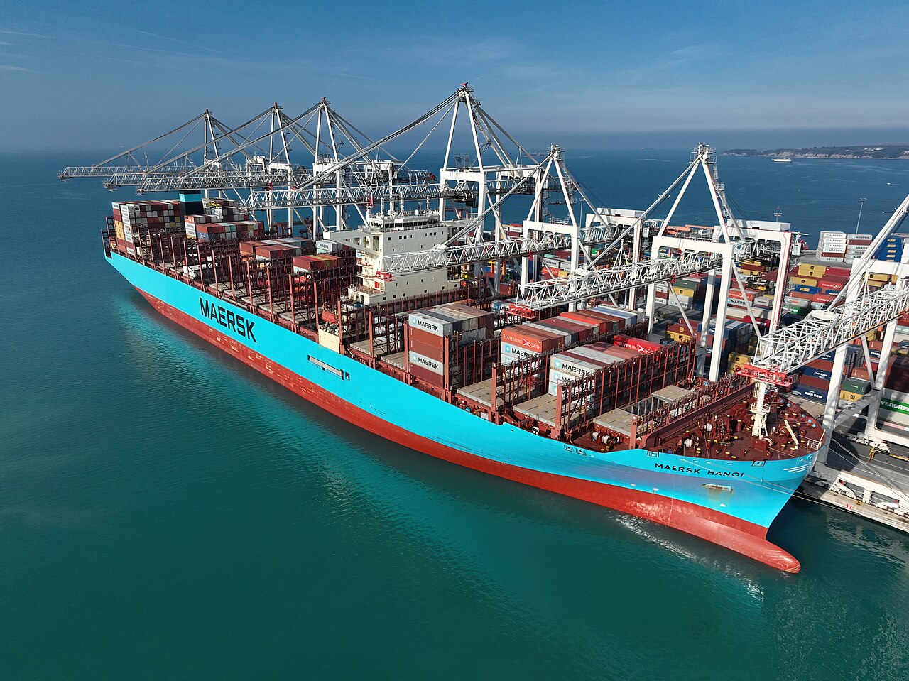 Buque portacontenedores Maersk atracado en puerto