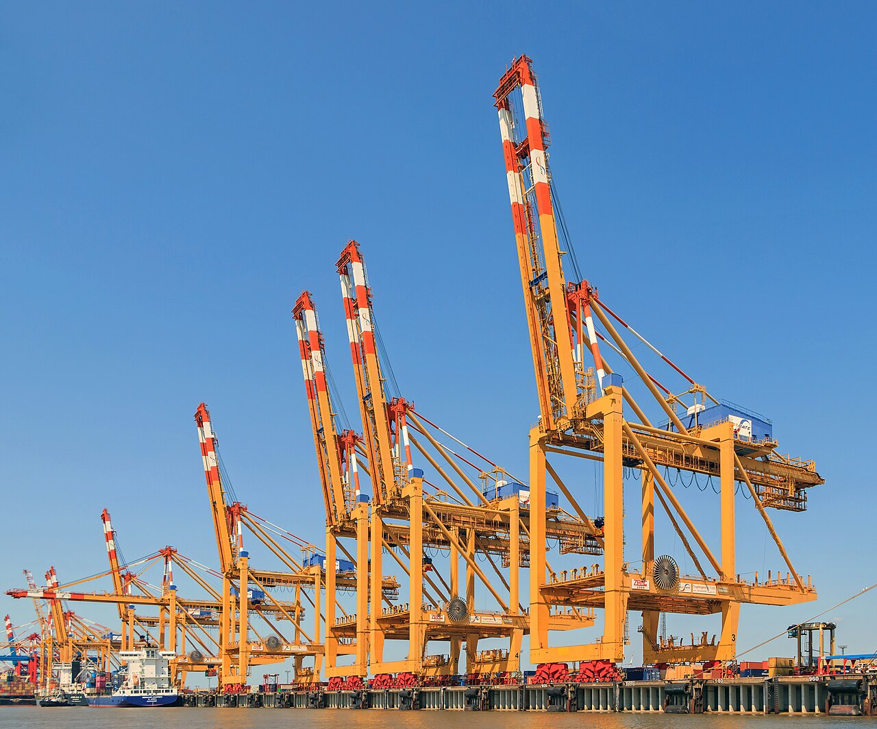 Grúas pórtico cargando contenedores en terminal marítima