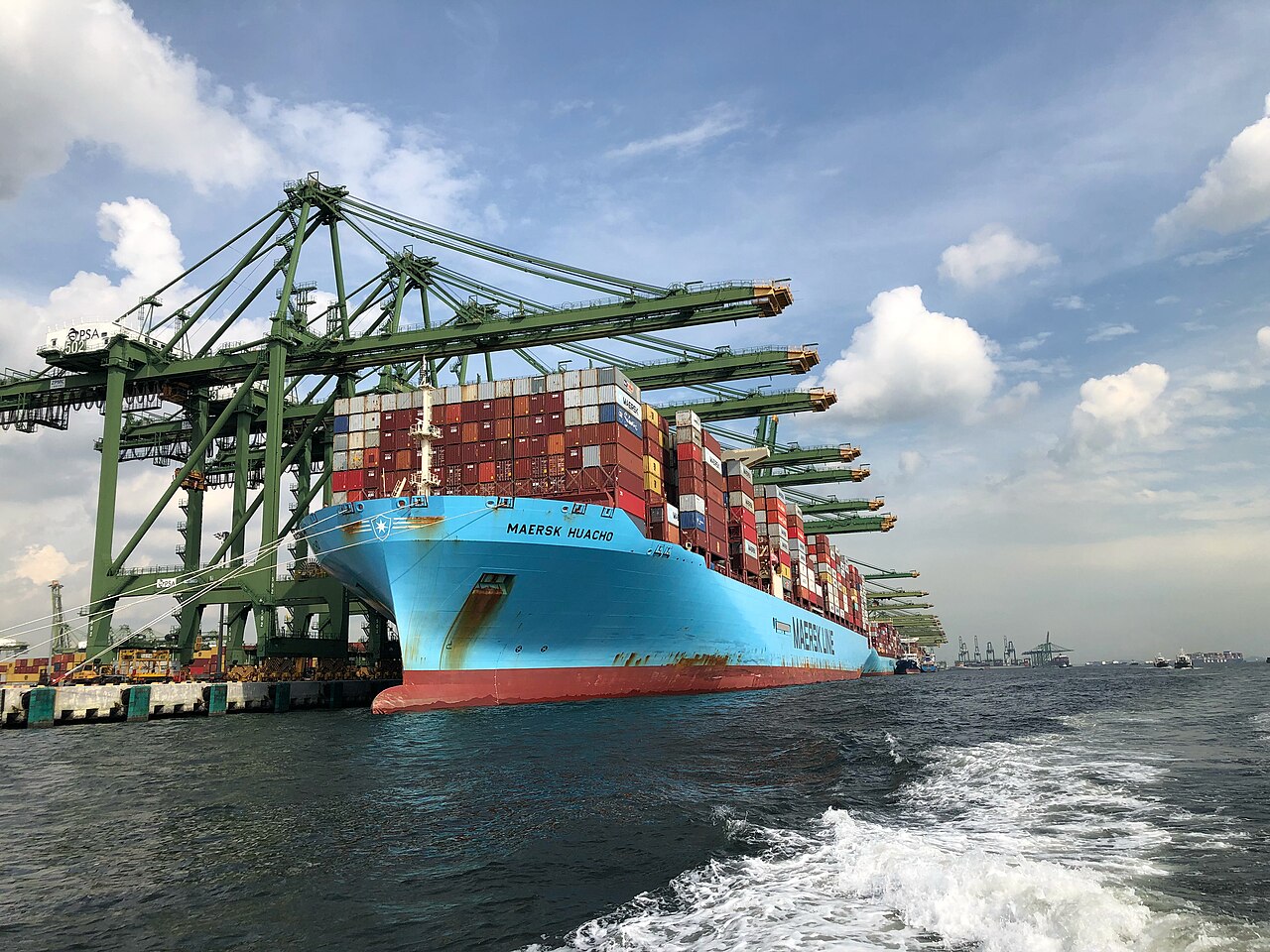 Portacontenedores Maersk en terminal de Pasir Panjang